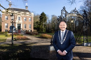 Burgemeester Ap Reinders voor Goudestein