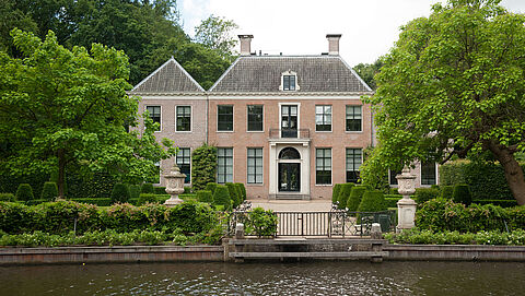 Oud gebouw langs rivier